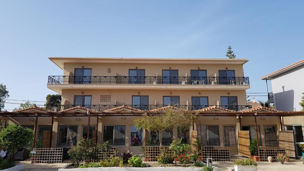 ein Apartmenthaus mit Balkon darüber in der Unterkunft Anetis Hotel in Planos