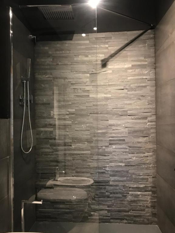 Ванна кімната в Lovely Apt Really Downtown - FREE PRIVATE PARKING INCLUDED! -