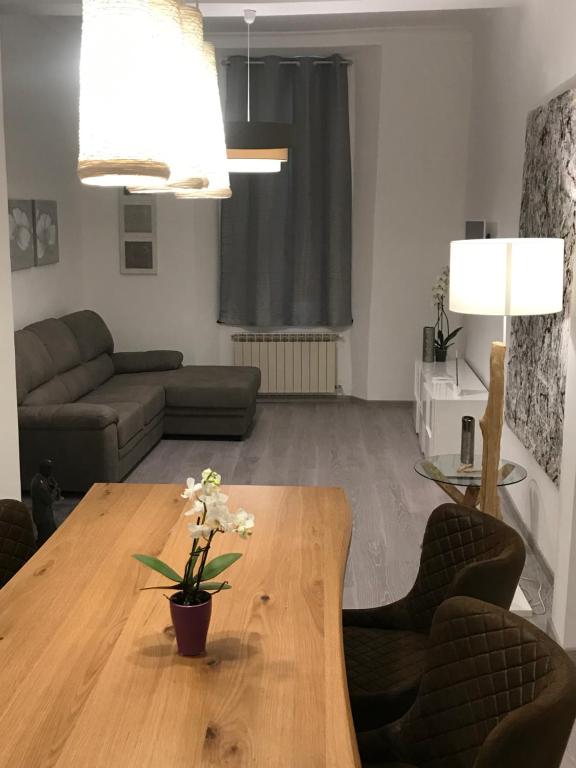 Зона вітальні в Lovely Apt Really Downtown - FREE PRIVATE PARKING INCLUDED! -