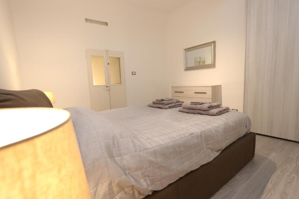 Ліжко або ліжка в номері Lovely Apt Really Downtown - FREE PRIVATE PARKING INCLUDED! -