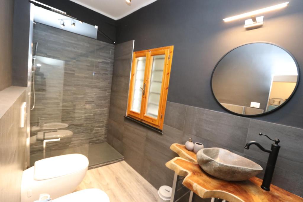 Ванна кімната в Lovely Apt Really Downtown - FREE PRIVATE PARKING INCLUDED! -