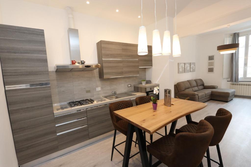 Кухня або міні-кухня у Lovely Apt Really Downtown - FREE PRIVATE PARKING INCLUDED! -