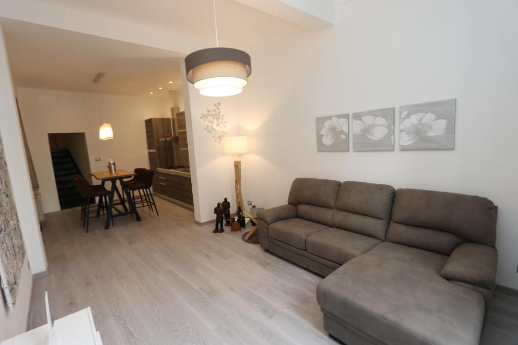 Зона вітальні в Lovely Apt Really Downtown - FREE PRIVATE PARKING INCLUDED! -