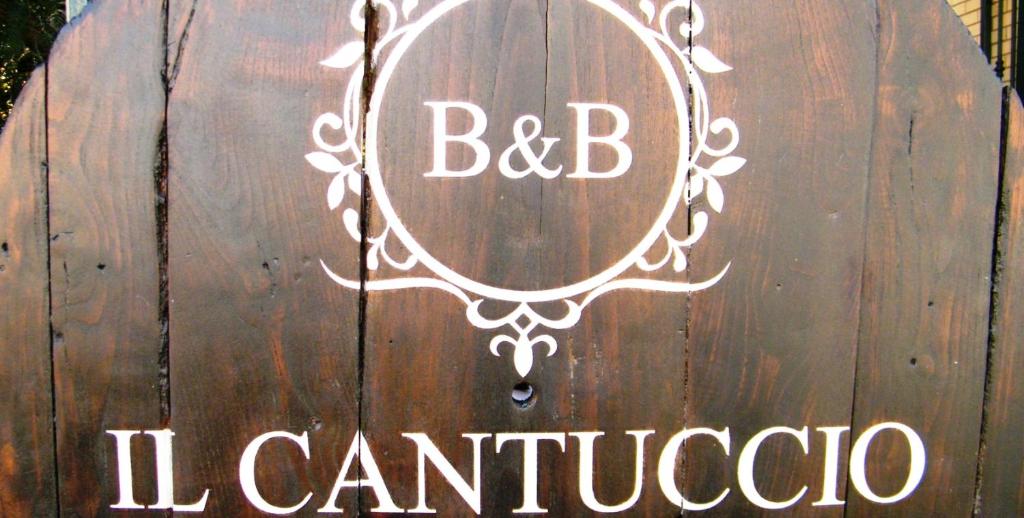 um barril de madeira com um sinal que diz bc l cantoria em B&B Il Cantuccio em Fondi