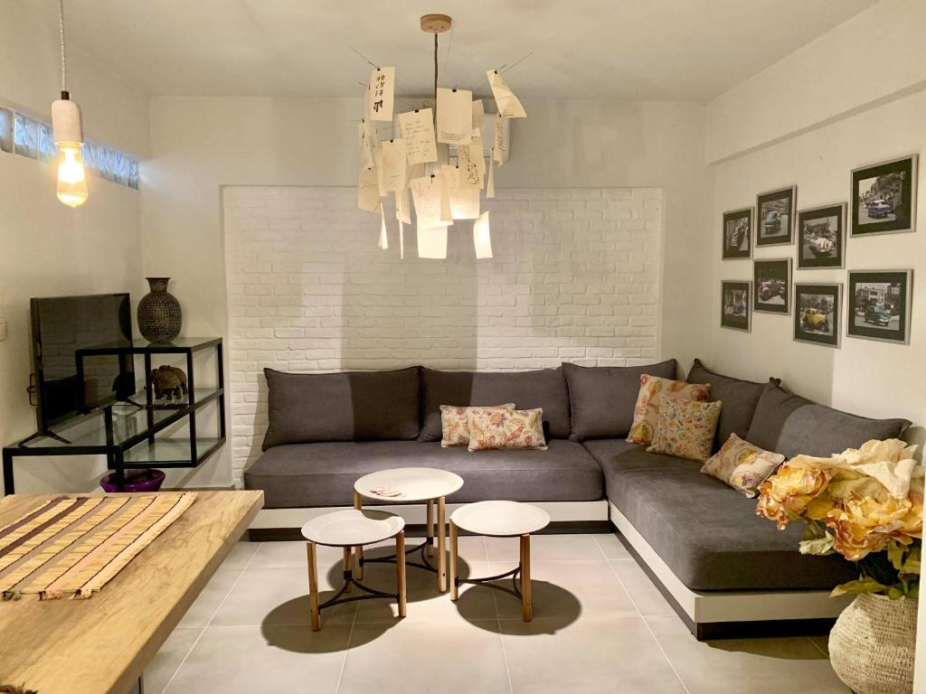 uma sala de estar com um sofá e uma mesa em LILO Central Studios - LIve with LOve em Iráclio