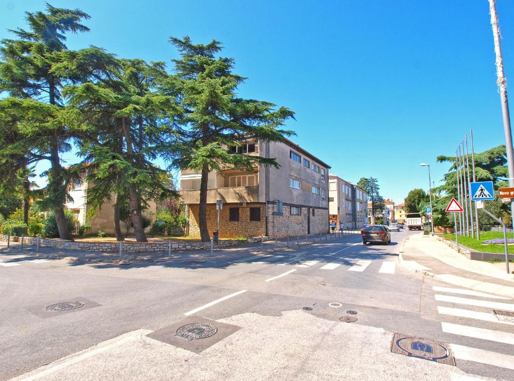 een lege straat met een auto die door de straat rijdt bij Apartment Suzana 1849 in Fažana