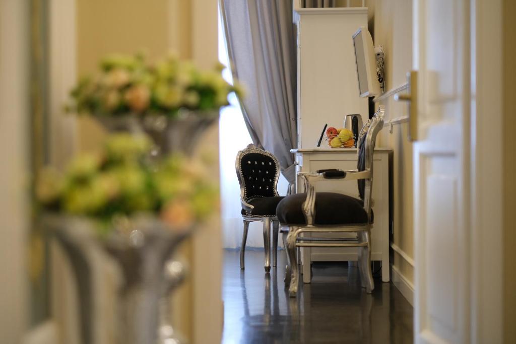 a room with two chairs and a desk with a computer at B&B Kingsman in Florence