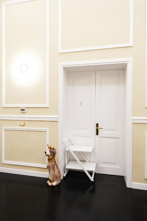a cat standing next to a door in a room at B&B Kingsman in Florence