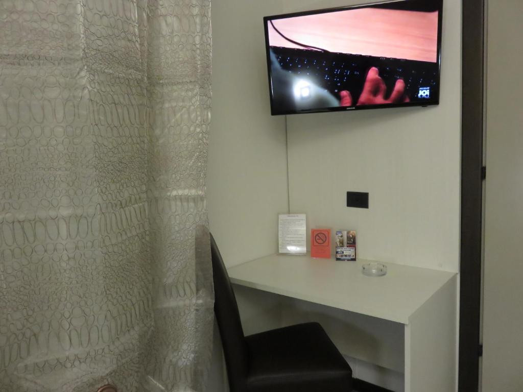 TV a/nebo společenská místnost v ubytování Albergo Al Cacciatore