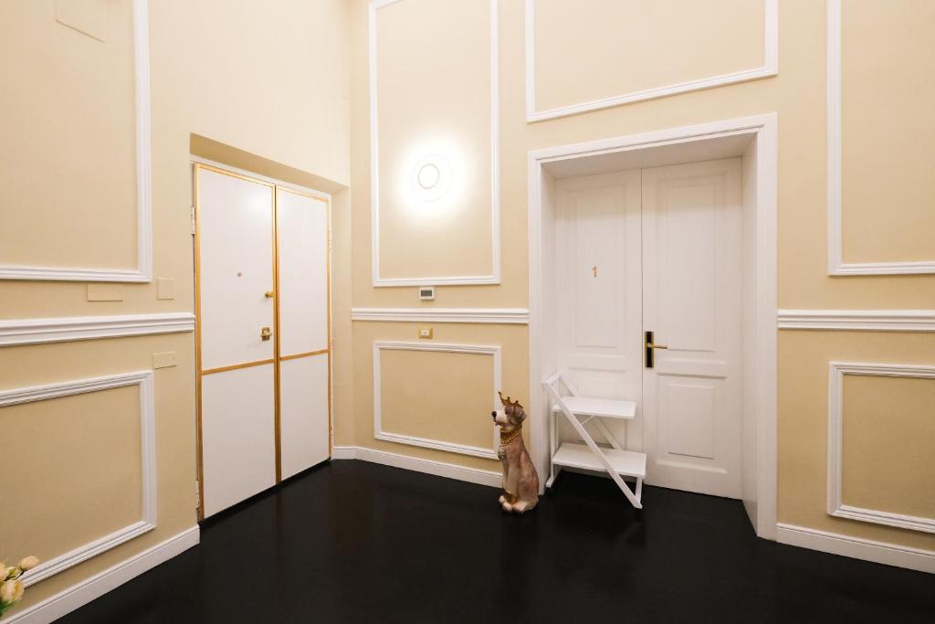 a cat standing next to a door in a room at B&B Kingsman in Florence