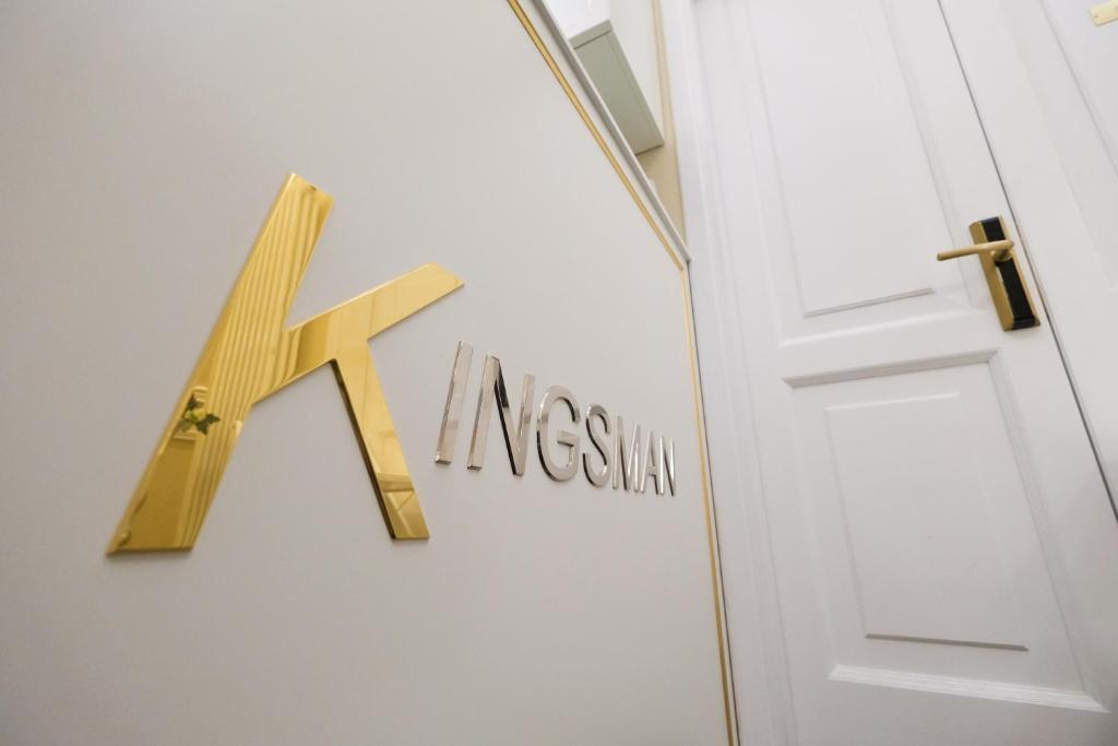 a door with a kessorian sign next to it at B&B Kingsman in Florence