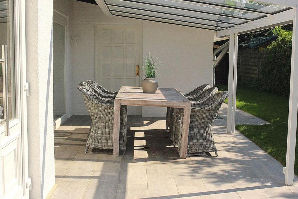 a wooden table and chairs on a patio at Apartmentvermittlung Mehr als Meer - Objekt 1 in Timmendorfer Strand