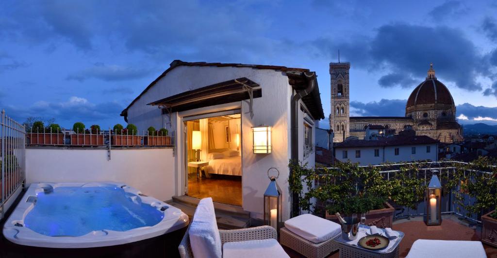 une chambre d'hôtel avec un bain à remous sur un balcon dans l'établissement Brunelleschi Hotel, à Florence