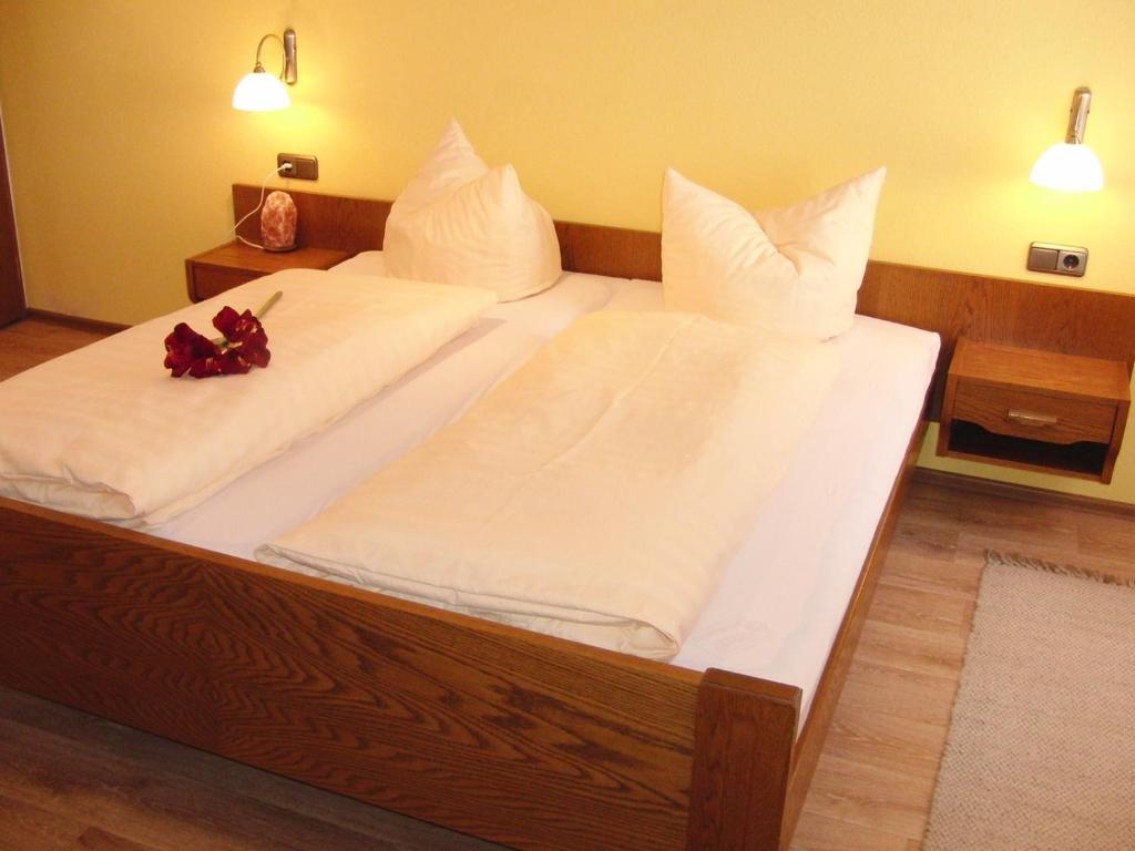 Postel nebo postele na pokoji v ubytování Gästehaus Auerstüble