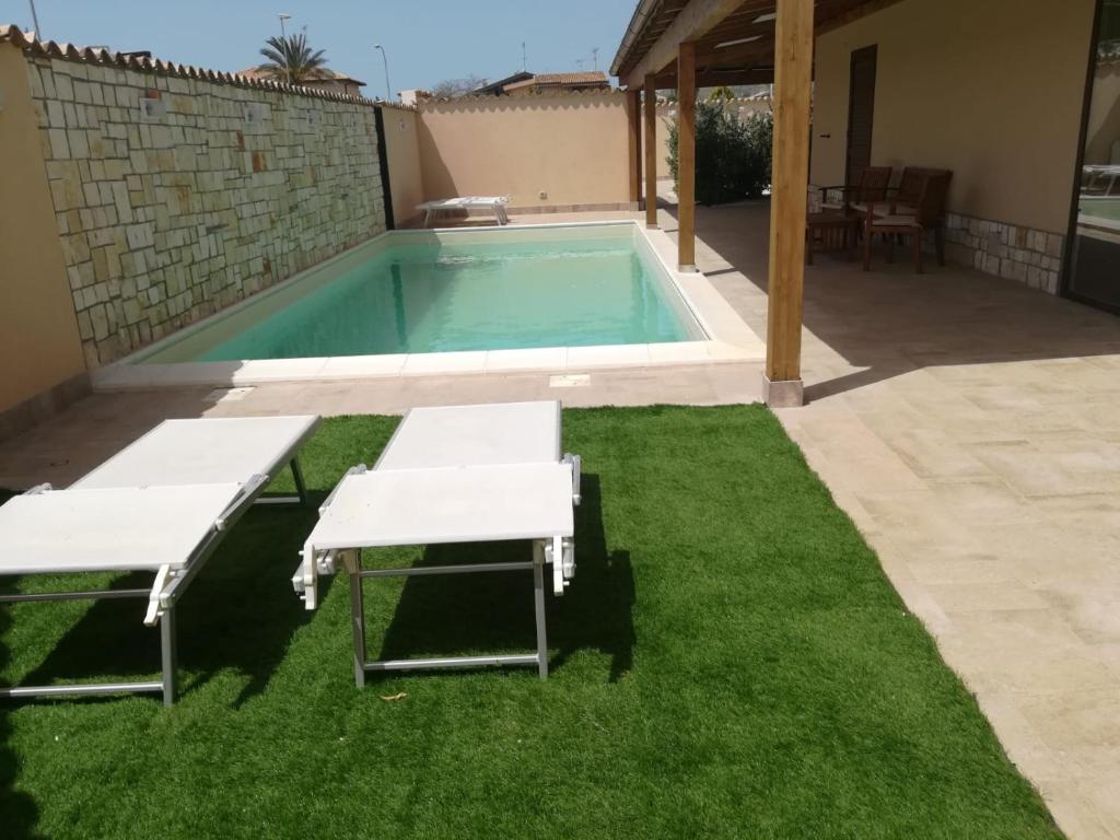 Bazén v ubytování B&b A Due Passi Dal Sole nebo v jeho okolí