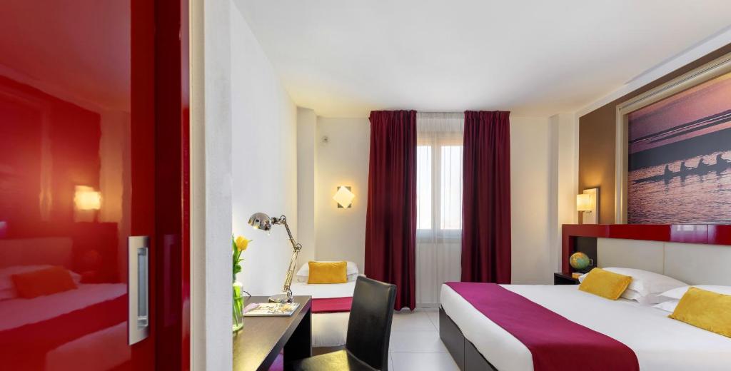 Postel nebo postele na pokoji v ubytování Kairos Garda Hotel