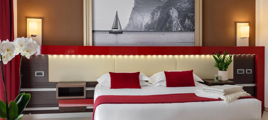 Postel nebo postele na pokoji v ubytování Kairos Garda Hotel