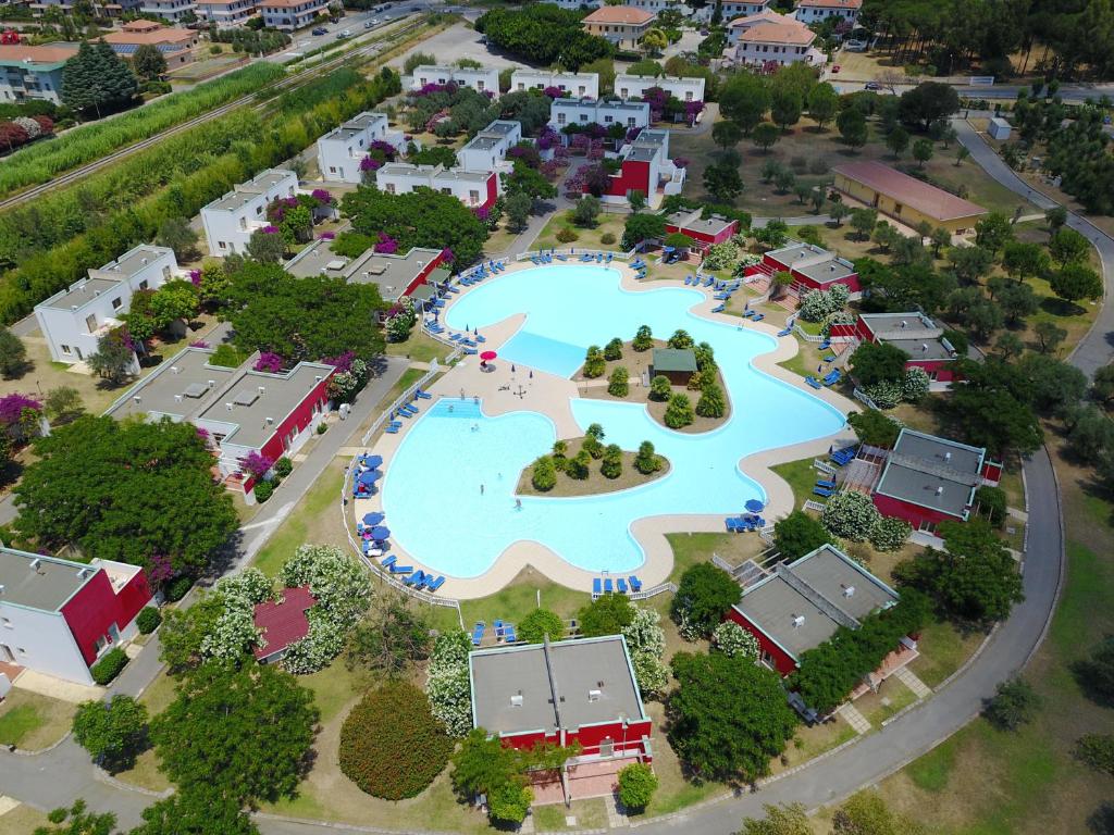 vista aerea su un parco con piscina di Club Esse Sunbeach a Squillace