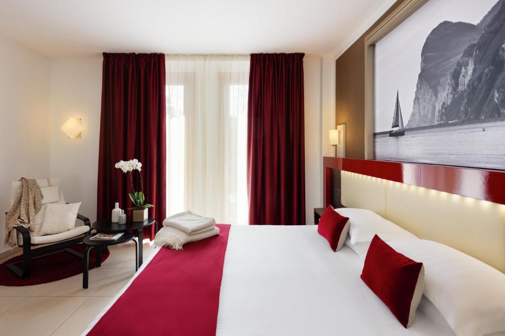 Postel nebo postele na pokoji v ubytování Kairos Garda Hotel