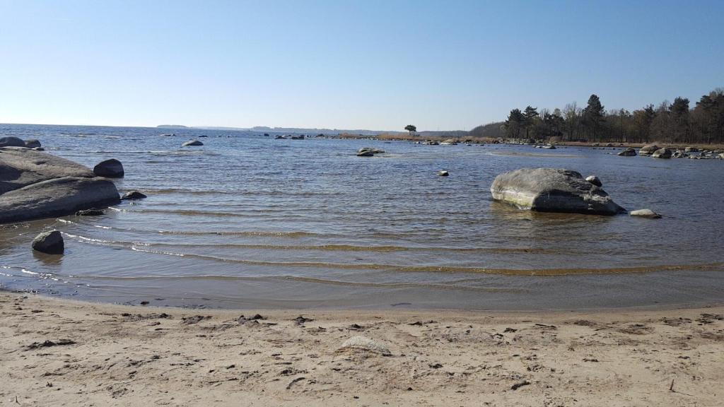 En strand i nærheden af campingpladsen