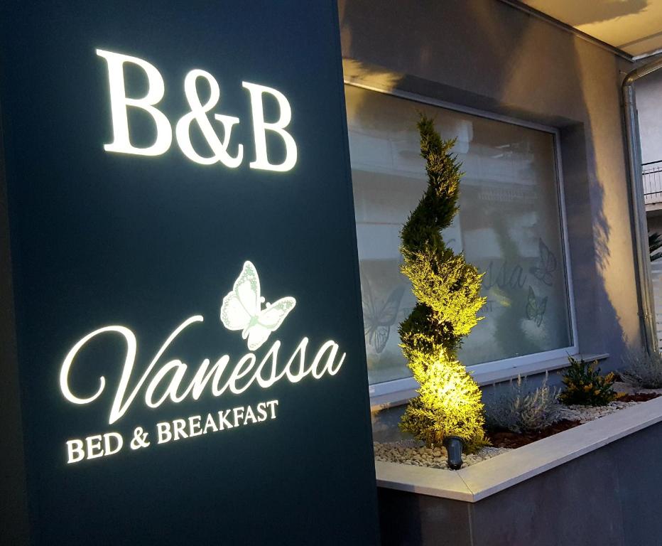 un cartel que dice bbc vancouver bed and breakfast en B&B Vanessa en Alba Adriatica