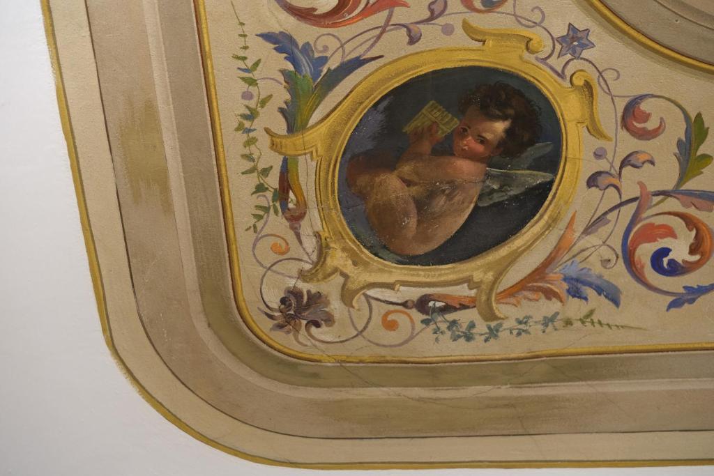 a picture of a child taking a bath in a mirror at B&B Kingsman in Florence
