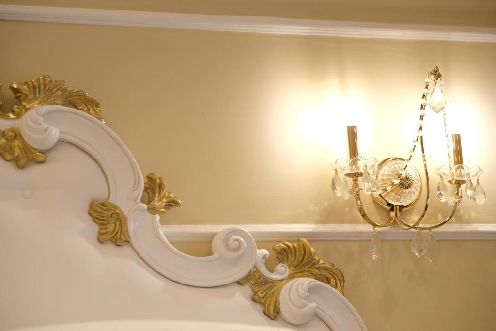 a bathroom with a mirror and a chandelier at B&B Kingsman in Florence
