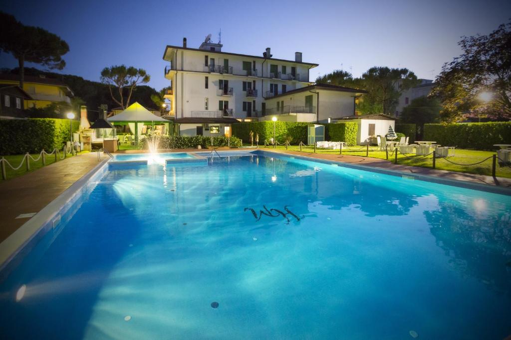 einem großen Pool vor einem Gebäude in der Unterkunft Hotel Marilù in Eraclea Mare