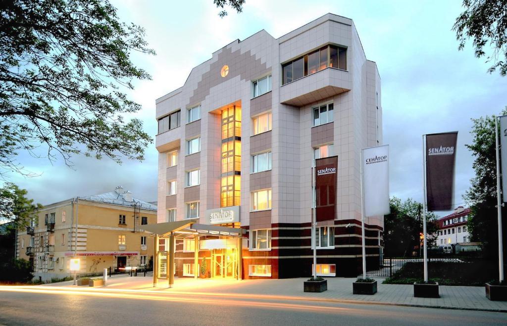 um edifício numa rua em frente a um edifício em Business Hotel Senator em Ecaterimburgo