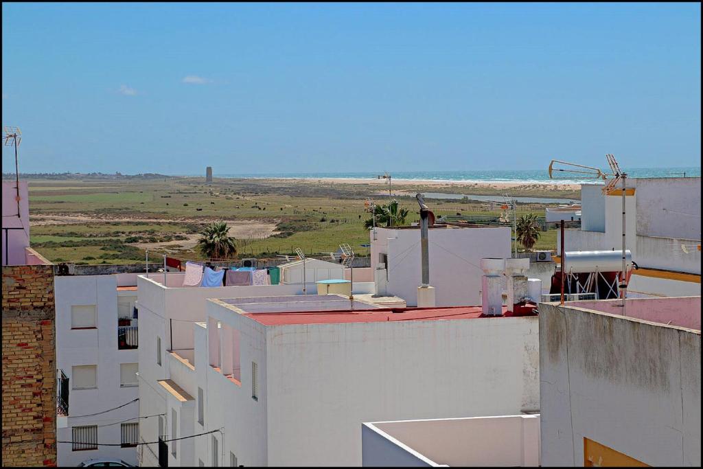 - une vue sur la plage depuis le toit d'un bâtiment dans l'établissement Dalí al Mar, à Conil de la Frontera