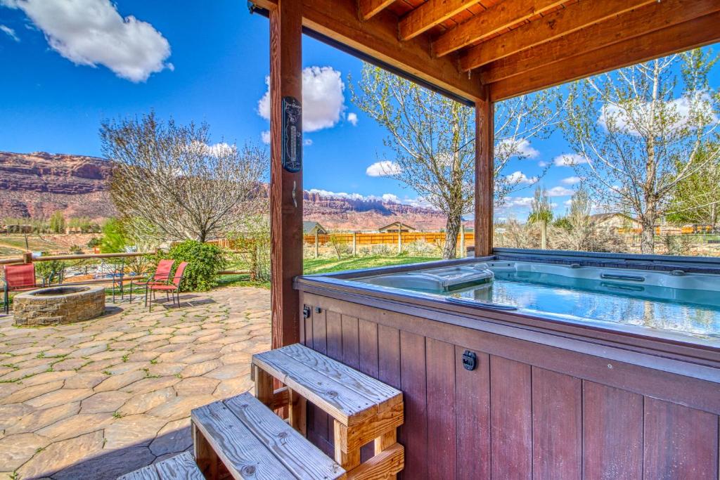 - une piscine dans une maison en bois avec un banc dans l'établissement 5 Bed 3 Bath Vacation home in Arches National Park, à Moab