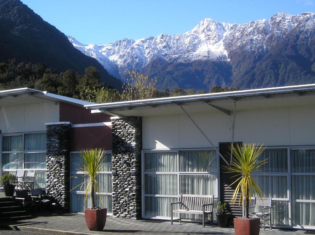 Nespecifikovaný výhled na hory nebo výhled na hory při pohledu z motelu