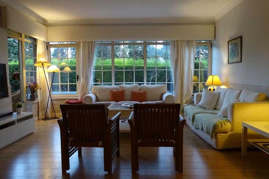 un salon avec un canapé, une table et des chaises dans l'établissement Margarida Charming House in Cascais, à Cascais