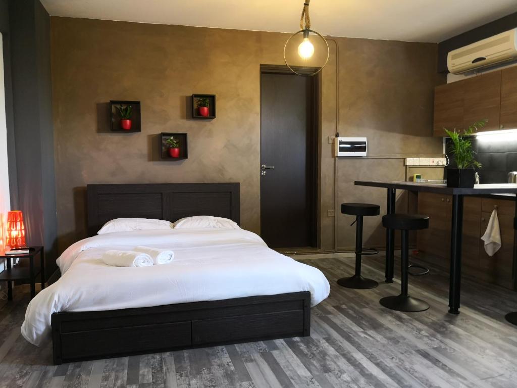 ein Schlafzimmer mit einem großen Bett und einem Tisch in der Unterkunft The room in Larnaka