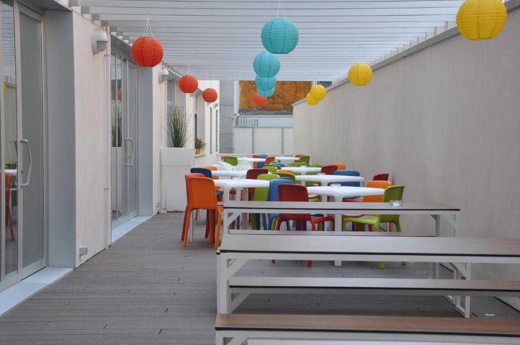 Habitación con mesas, sillas y luces de colores. en Residencia Universitaria Blas De Otero, en Bilbao