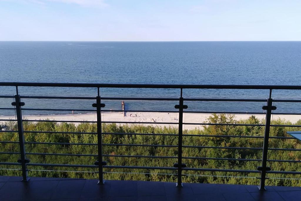 widok na plażę z balkonu apartamentu typu condo w obiekcie Baltic Beach View Porta Mare plaża w Dziwnówku