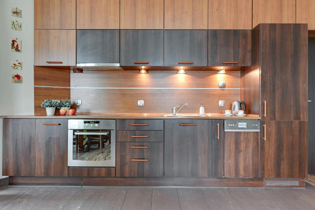 Kuchyňa alebo kuchynka v ubytovaní Blue Mandarin City Wood Gdynia