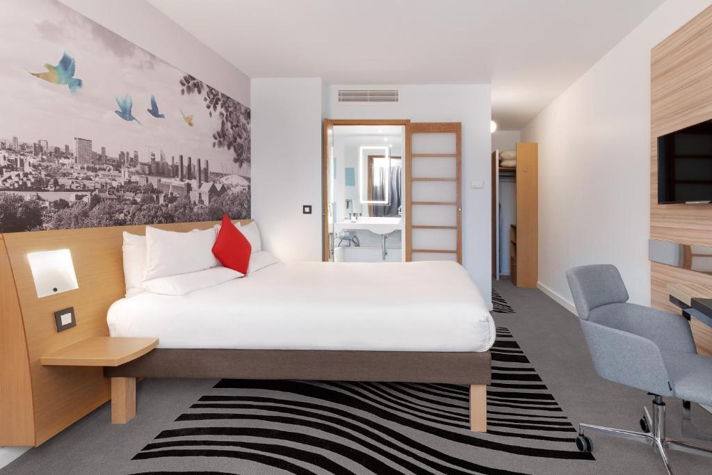 Novotel London Excel - Superior Room With 1 Queen Size Bed + Convertible Sofa