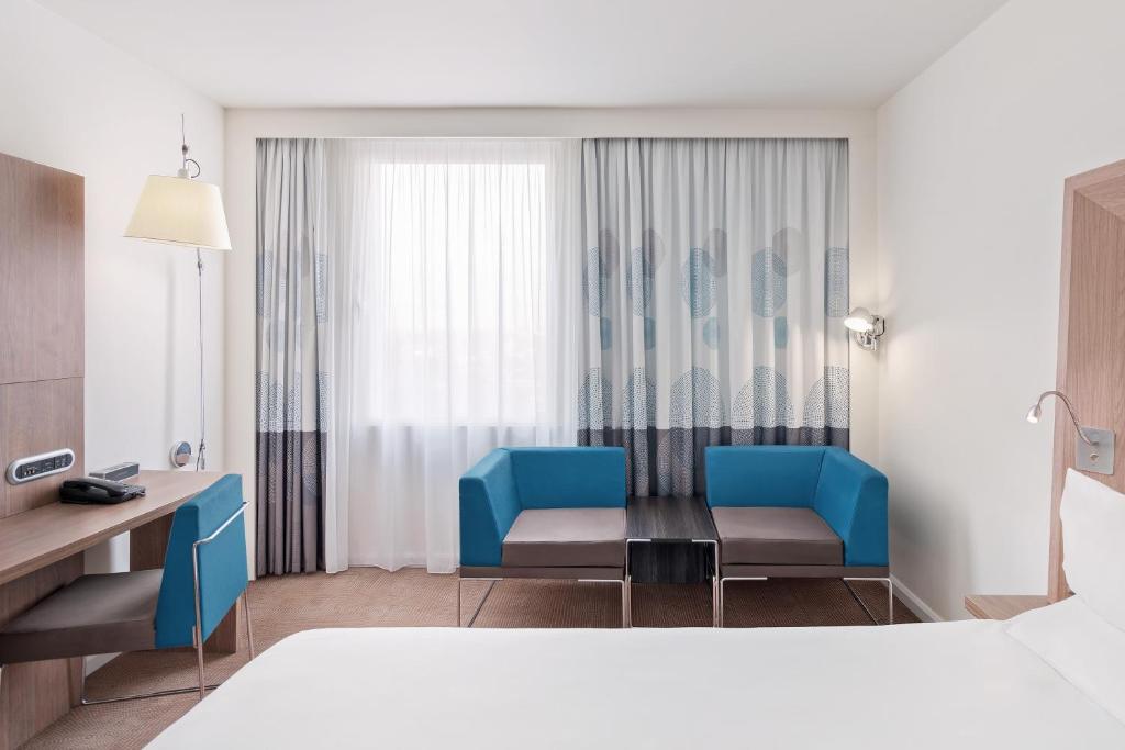Novotel London Excel - Standard Room With 1 Queen Size Bed