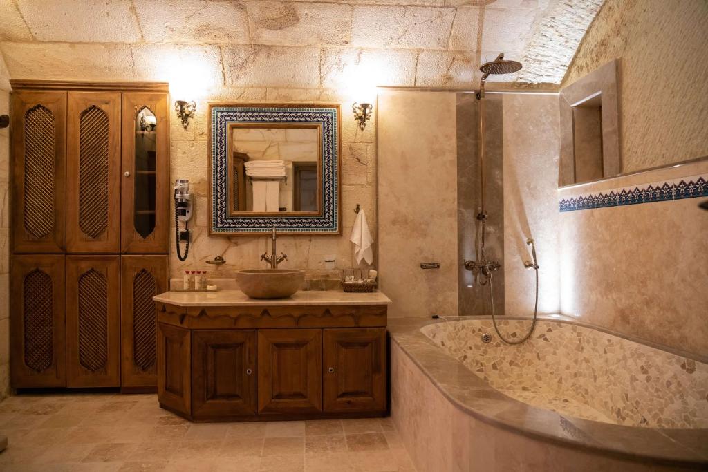 Un baño de Kayakapi Premium Caves Cappadocia