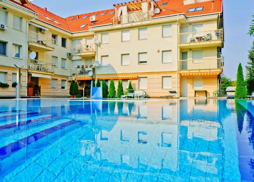Bazén v ubytovaní Sunrise 3 Apartment alebo v jeho blízkosti