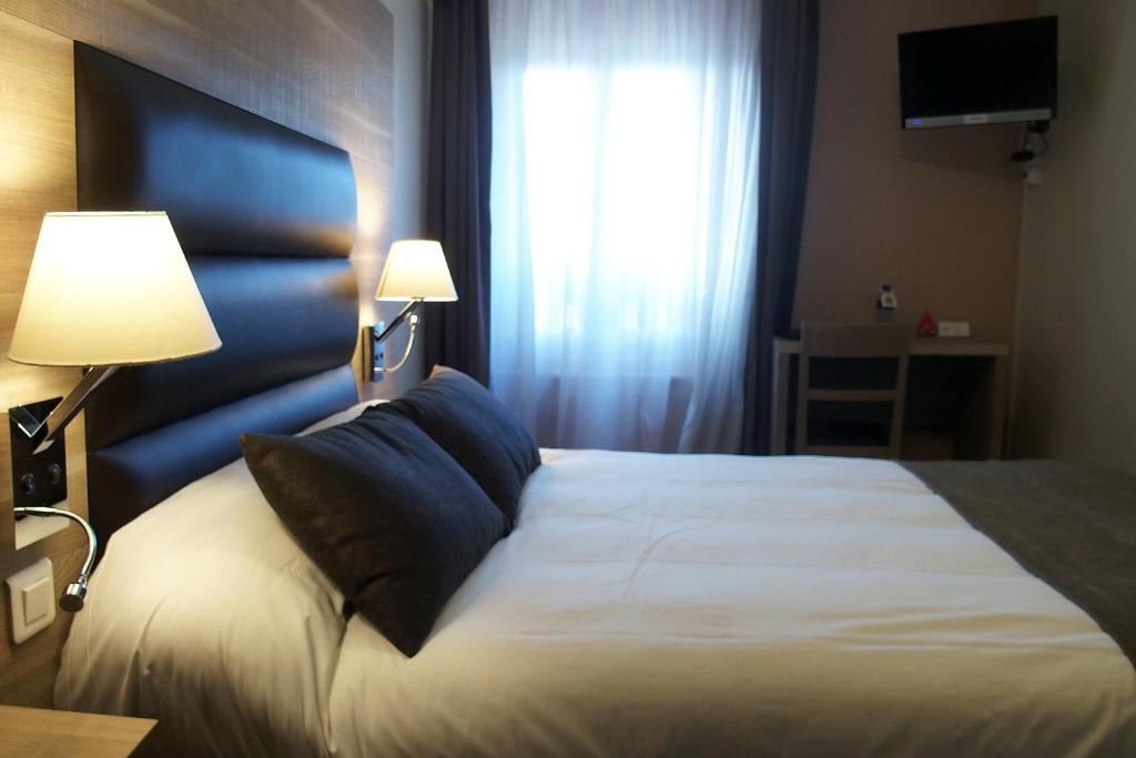 Postel nebo postele na pokoji v ubytování LOGIS HOTEL - Auberge de l'Hélix