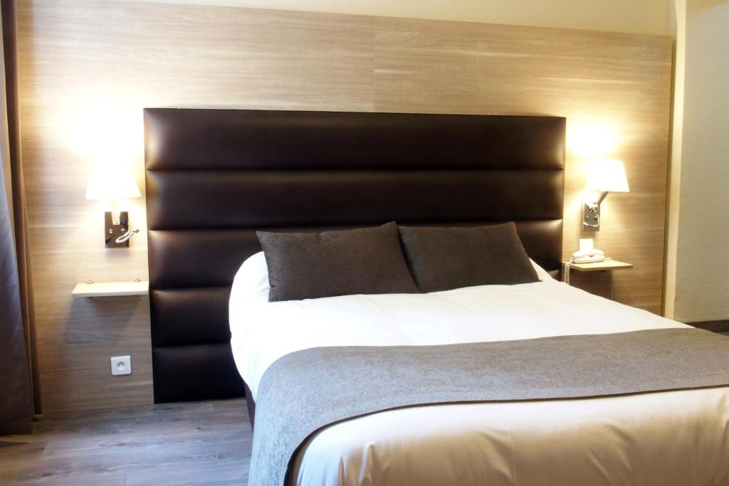 Postel nebo postele na pokoji v ubytování LOGIS HOTEL - Auberge de l'Hélix