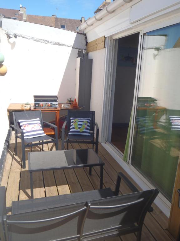 une terrasse avec des chaises, une table et une table dans l'établissement SEA and BOAT, à Le Portel