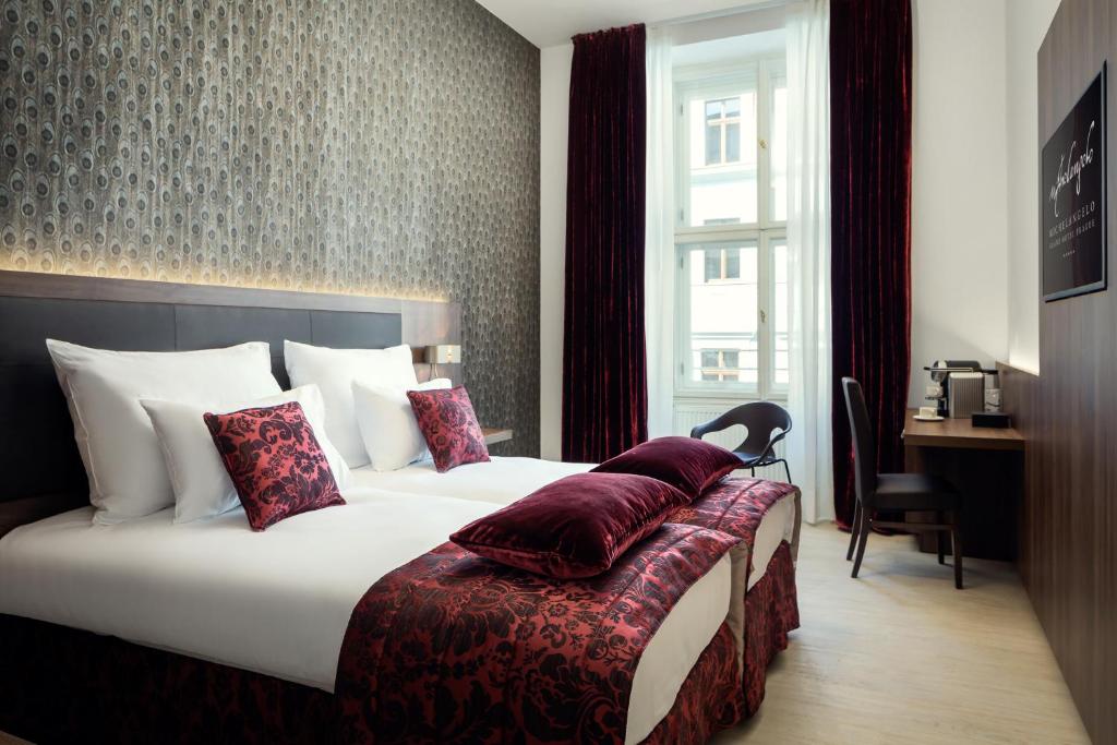 Postel nebo postele na pokoji v ubytování Michelangelo Grand Hotel