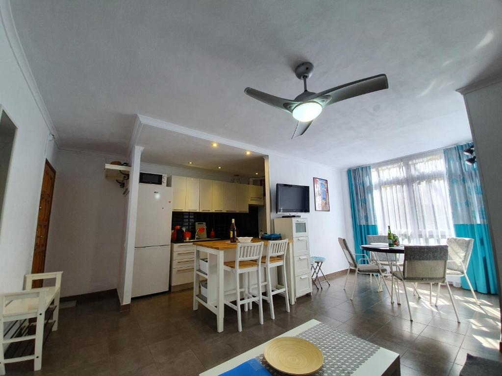 uma cozinha e sala de estar com mesa e cadeiras em Apartment Elegance em Playa del Inglés