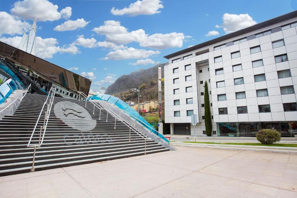 um conjunto de escadas em frente a um edifício em Yomo Mola Park em Andorra-a-Velha