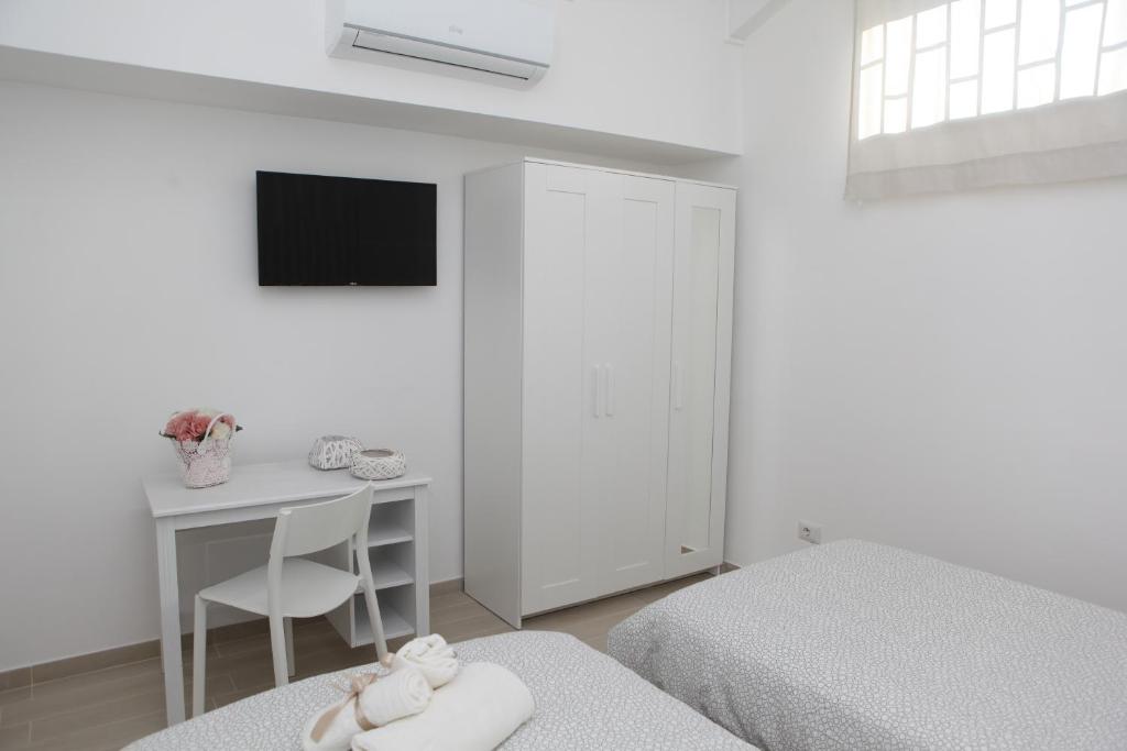 A bed or beds in a room at Rosy House - Hospitality