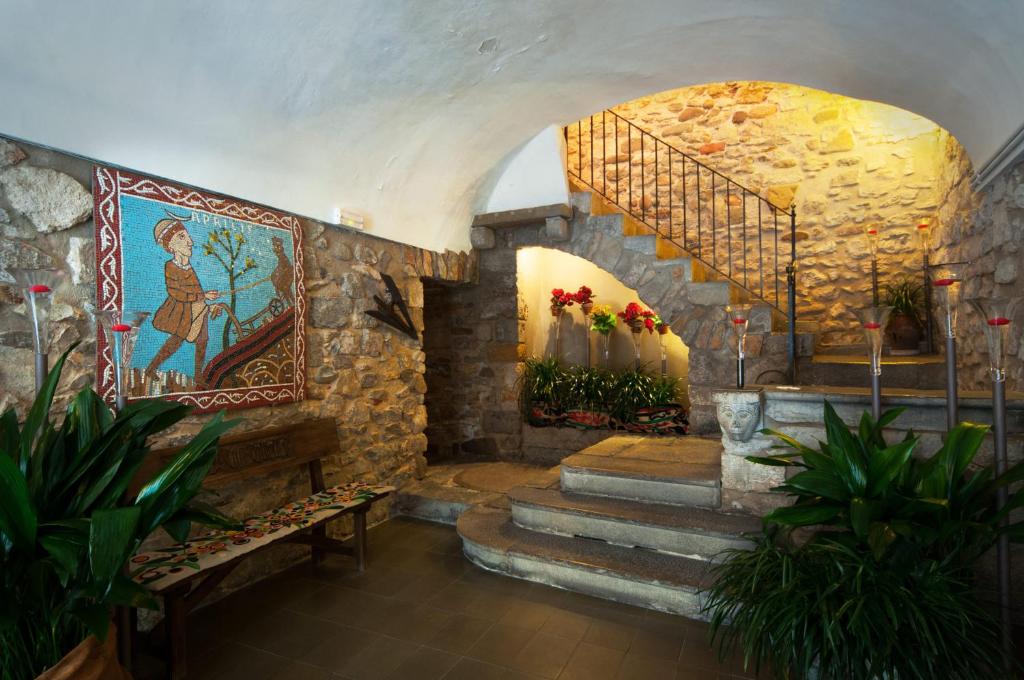 ein Zimmer mit einem Gemälde an der Wand und der Treppe in der Unterkunft Pensió Bellmirall in Girona