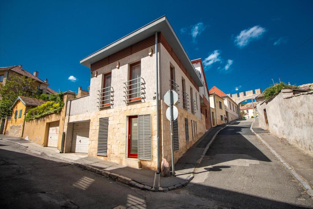 een straat met een gebouw met een stopbord bij Keltaur Studio Apartman with garage in Pécs